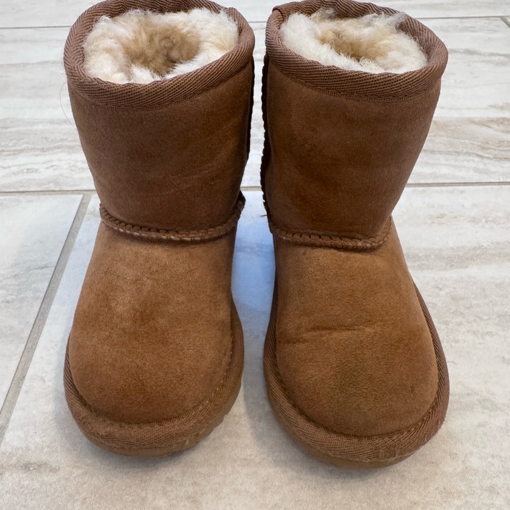UGG Classic Toddler Girl Boots in Chesnut size 6